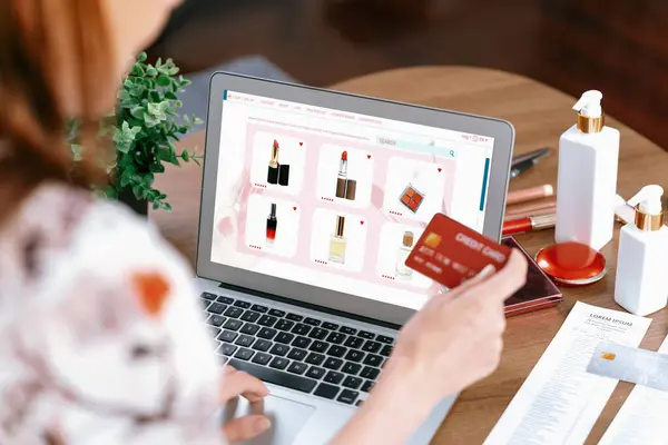 Kobiety Kupujące Online Rynku Internetowym Przeglądające Produkty Sprzedaż Dla Nowoczesnego — Zdjęcie stockowe