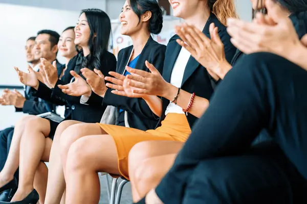 Professionele Jonge Aziatische Kaukasische Publiek Applaudisseren Groepsvergadering Presentatie Van Partnerschap — Stockfoto