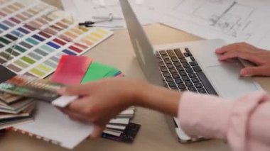 Mimari teçhizat kullanan yetenekli iç mimar tasarım tasarımı, iç mimar müşteri talebine dayalı örneklerden uygun renk ve malzeme seçer. Değiştirilmiş.