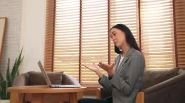 Mutlu ve gülümseyen kadın psikolog psikiyatri odasındaki hastanın zihinsel teşhisi için bilgisayarı kullanıyor. Uzaktan zihinsel tedavi. Blithe