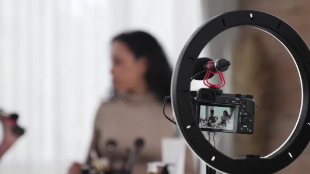 Tylny Ekran Kamery Nagrywanie Dwóch Kobiet Influencer Sesji Żywo Streaming — Wideo stockowe