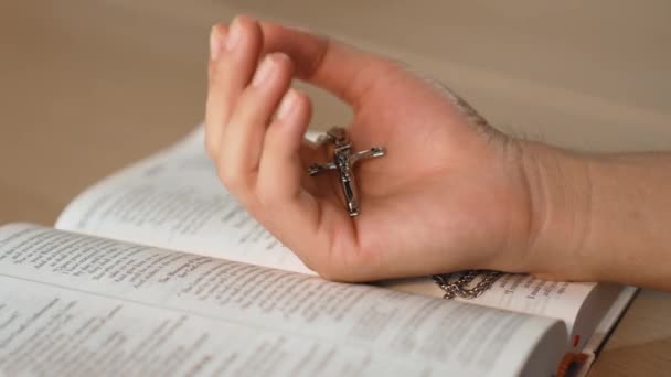 Αίσθηση Της Αφοσίωσης Και Της Πνευματικής Εκπληρώσει Χριστιανικό Καθολικό Οπαδό — Αρχείο Βίντεο
