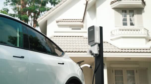 Elektrische Voertuig Technologie Gebruikt Woonwijk Thuis Oplaadstation Voor Auto Accu — Stockvideo