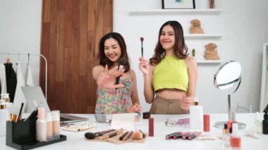 Etkilenen iki ortak canlı yayın yapan video görüntülerini sosyal medya ya da blog üzerinden gözden geçirir. Canlı kozmetik stüdyosu ışıklandırması olan mutlu genç bir kız pazarlama için internet üzerinden yayın yapıyor..