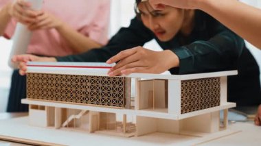 Mimari ekipman incelemesi kullanarak yavaş çekim ev tasarımcısı ve müşteri veya müşteriyle birlikte mimari ev modeli tasarım örneklerini ölçer. Filizlenen