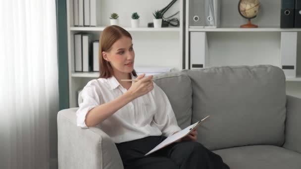 Psychologue Professionnelle Avec Portrait Presse Papiers Assis Sur Fauteuil Dans — Video