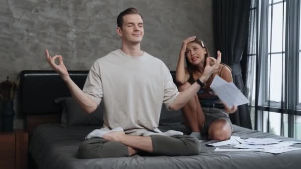 Joven Haciendo Meditación Mindfulness Tranquilidad Ignorando Problema Mientras Esposa Amante — Vídeo de stock