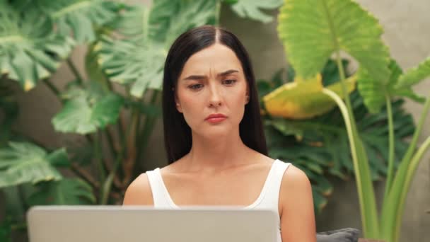 Stressz Kuplung Fejét Érzés Fáradt Frusztrált Miközben Dolgozik Online Távolról — Stock videók