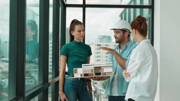 Projectmanager Houdt Huismodel Terwijl Architect Ingenieur Team Delen Brainstorm Bespreken — Stockvideo