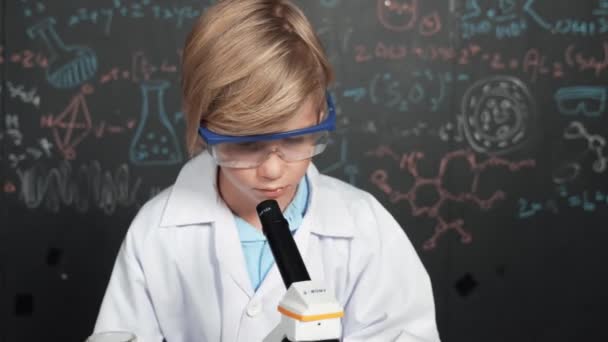 Chytrý Chlapec Používající Vzorek Mikroskopické Analýzy Vědecké Laboratoři Stem Nebo — Stock video