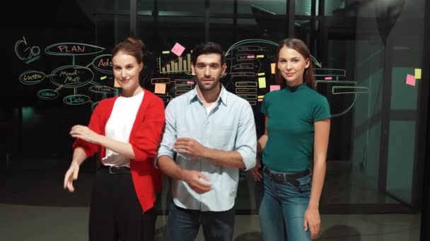 Professionelles Business Team Kreuzt Die Arme Während Gemeinsam Der Glaswand — Stockvideo