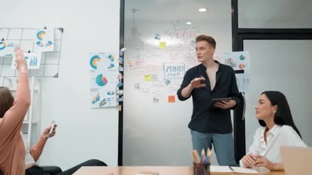 Junge Gutaussehende Geschäftsmann Präsentiert Existenzgründungsprojekt Mit Selbstbewussten Während Manager Die — Stockvideo