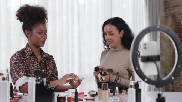 Dos Mujeres Influencer Disparar Transmisión Vivo Vlog Revisión Vídeo Maquillaje — Vídeos de Stock
