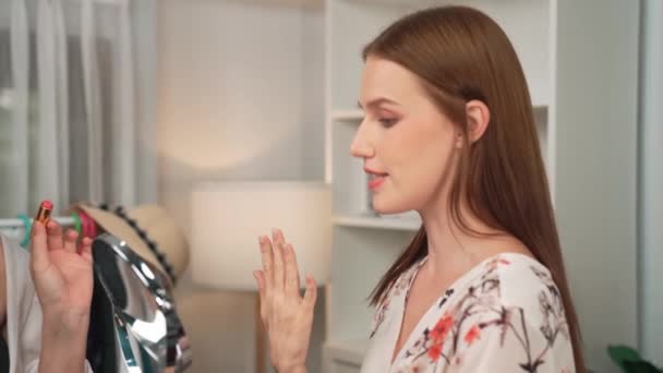 Dos Socios Influencers Filman Video Vivo Revisión Vlog Maquillaje Prim — Vídeos de Stock