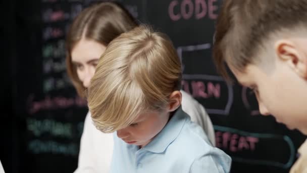 Närbild Smart Glad Pojke Fastställande Moderkort Omgiven Vän Söt Lärare — Stockvideo