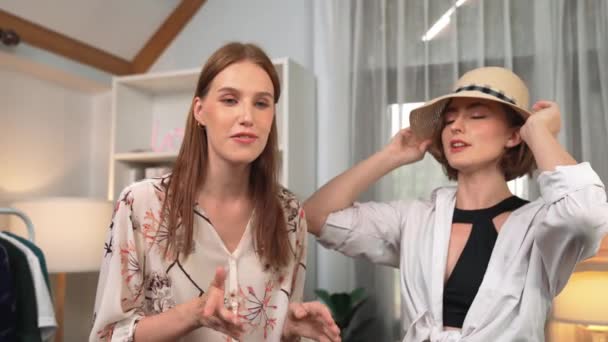 Две Женщины Влияющие Съемки Прямом Эфире Видео Обзора Vlog Одежды — стоковое видео