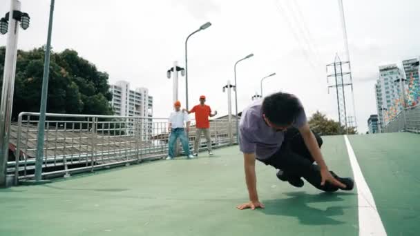 Umiejętny Tancerz Wykonuje Taniec Boy Moście Widokiem Miasto Otoczeniu Różnorodnego — Wideo stockowe