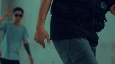 Hip-hop müzik eşliğinde dans eden bir grup genç çok kültürlü hippi. Profesyonel break dansçı takımı şık kıyafetler giyerken sokak dansı yapar ya da pratik yapar. Açık hava sporu 2024 hiphop..