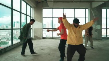 Çok kültürlü dansçılar sokak dansı yapıyor ve hip-hop müziğine geçiyorlar. Profesyonel hipster grubu gökyüzü kavgacı görünümlü bir binada serbest stil müzik eşliğinde dans ediyor. Açık hava sporu 2024 hiphop..