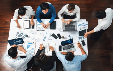 Üst düzey analist ekibi toplantı odasındaki mali verileri analiz etmek için BI Fintech 'i kullanıyor. İş anlayışı ve stratejik pazarlama planlaması için kağıt üzerinde analitik BI gösterge paneli. Tedbirli