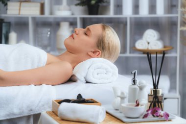 Kafkasyalı kadın müşteri stres önleyici spa masajının keyfini çıkarıyor ve lüks otel ya da oteldeki gündüz açık ortam güzellik salonunda güzellik teniyle eğleniyor. Sessiz.