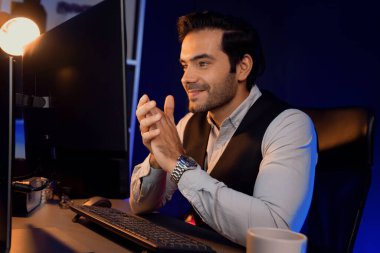 Gülümseyen akıllı işadamı, Mor Neon Dark Home Office 'in gelecek çeyreğinde ürün veritabanında iş grafikleri araştırma hedef pazarıyla uzaktan satış ekibiyle buluşacak. Tahmin et..