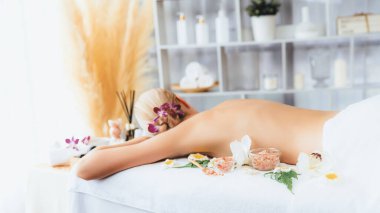 Kafkasyalı kadın müşteri stres önleyici spa masajının keyfini çıkarıyor ve lüks otel ya da oteldeki gündüz açık ortam güzellik salonunda güzellik teniyle eğleniyor. Sessiz.