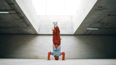 Mutlu dansçı adam break dansın ya da bina içinde serbest stil dansın keyfini çıkar. Profesyonel dansçı çocuk enerjik bir hareket sergiler ya da modern yaşam tarzını dondurur. Açık hava sporu 2024. Yumuşak bir şekilde..