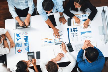 Üst görünüm proje yöneticisi proje yönetimi yazılımı kullanarak ekip ile iletişim kurar ve işbirliği yapar, proje görevinin ilerlemesini izler ve toplantı masasında program planı yapar. Tedbirli