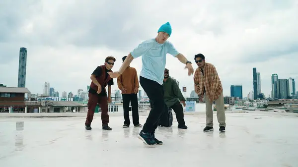 Szakmai Break Dance Csapat Gyakorolja Boy Tánc Míg Multikulturális Barátok — Stock Fotó