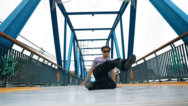 Hipster Utför Boy Fotsteg Och Street Dance Bro Med Bakgrund — Stockfoto