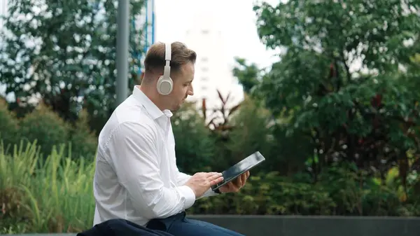 Επιχειρηματίας Φορούν Ακουστικά Του Για Ακούσετε Χαλαρή Μουσική Ενώ Απογειωθεί — Φωτογραφία Αρχείου