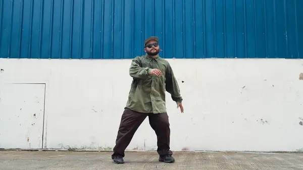 Hipster Táncol Boy Láb Lép Utcán Kék Fal Ázsiai Break — Stock Fotó