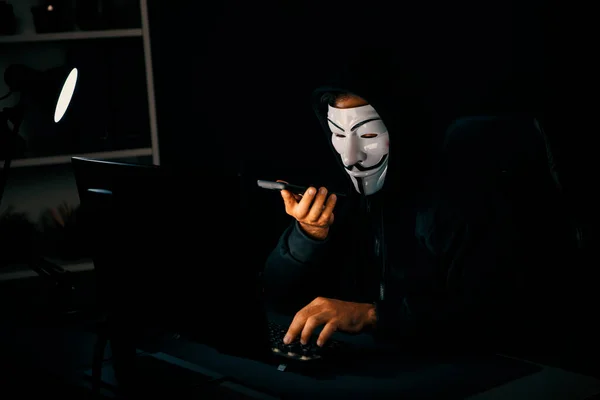 White Smiling Criminal Anonymous Mask Calling Victim Convince Hack Personal — Stock Photo, Image