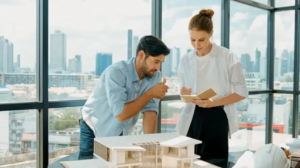Fachkundige Architekten Und Ingenieure Diskutieren Über Den Hausmodellbau Smart Interior — Stockfoto