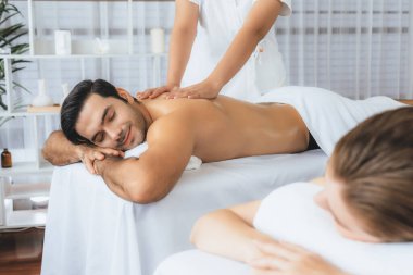 Kafkas çift müşterisi stres önleyici spa masajının keyfini çıkarıyor ve lüks otel veya oteldeki gündüz açık hava ortamında güzellik teniyle eğleniyor. Sessiz.