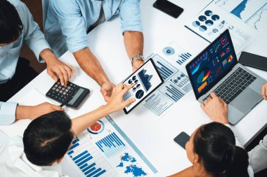 Analist ekibi toplantı odasındaki mali verileri analiz etmek için BI Fintech 'i kullanıyor. İş adamları, ticari öngörü ve stratejik pazarlama planlama için iş dünyası panelinin gücünü kağıt üzerinde analiz ediyor.