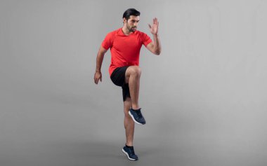 Vücut uzunluğunun tamamı atletik ve sportif genç erkek fitness 'in izole edilmiş arka planda kardiyo egzersizi duruşunu gösteriyor. Sağlıklı aktif ve vücut bakımı yaşam tarzı.