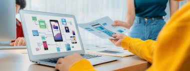 Başlangıçtaki UX geliştiricisinin panorama pankartı ya da şirket çalışanı tasarım kullanıcı arayüzü ya da mobil uygulama için UI prototipi ya da ofiste dizüstü bilgisayar ekranı olan bir web sitesi yazılımı. Sinerjik