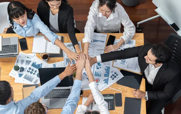 Pessoas Negócios Multirraciais Fazem Sinergia Mão Empilhar Juntos Sala Reuniões — Fotografia de Stock