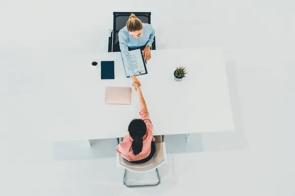 Dua Wanita Bisnis Muda Dalam Pertemuan Meja Kantor Untuk Lamaran — Stok Foto