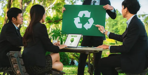 一群商人聚集在户外办公室 就减少和再利用可回收废物的环保环保环保策略进行自然规划和集思广益 — 图库照片