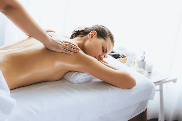 Femme Caucasienne Client Appréciant Relaxant Massage Spa Stress Dorloter Avec — Photo