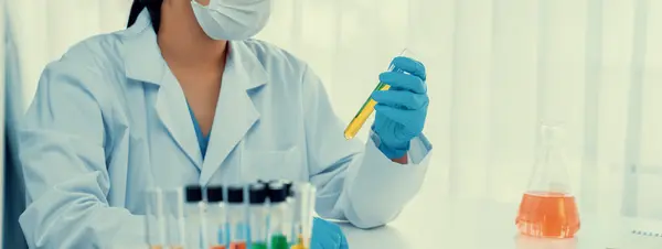 Pesquisador Laboratório Desenvolver Nova Medicina Cura Usando Líquido Químico Colorido — Fotografia de Stock