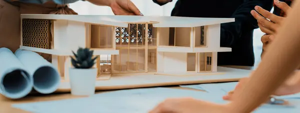 利用房屋模型 蓝图和建筑设备 在会议桌旁对房屋建设进行团队分析和头脑风暴 创意设计和团队合作 萌芽状态 — 图库照片