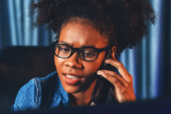 Närbild Arbetar Afrikansk Kvinna Ringa Och Diskutera Med Vän Söka — Stockfoto