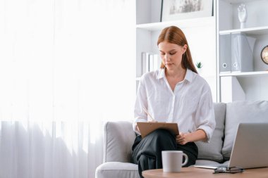 Klinikteki psikolog kadın. Profesyonel portresi. Dostane gülümsemesiyle hastayı psikoloğa davet ediyor. Tecrübeli ve kendine güvenen psikolog son derece uzmandır.