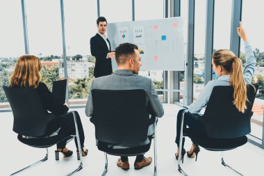 İş kadınları ve işadamları ofis odasında grup toplantısına katılıyorlar. Şirket iş ekibi konsepti. uds