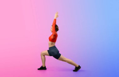 Vücut uzunluğunun tamamı atletik ve sportif kadınlar tarafından izole edilmiş arka planda sağlıklı ve meditasyon egzersizi yaparken çekildi. Sağlıklı aktif ve vücut bakımı yaşam tarzı