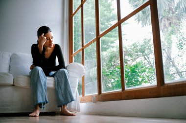 Depresyondaki zihinsel sağlık sorunu olan genç Asyalı kadın aşırı düşünme yorgunluğu, yıkıcı düşünce, asosyal, kaygı ve diğer akıl sağlığı bozukluklarından en yüksek tedaviye ihtiyaç duyuyor. .